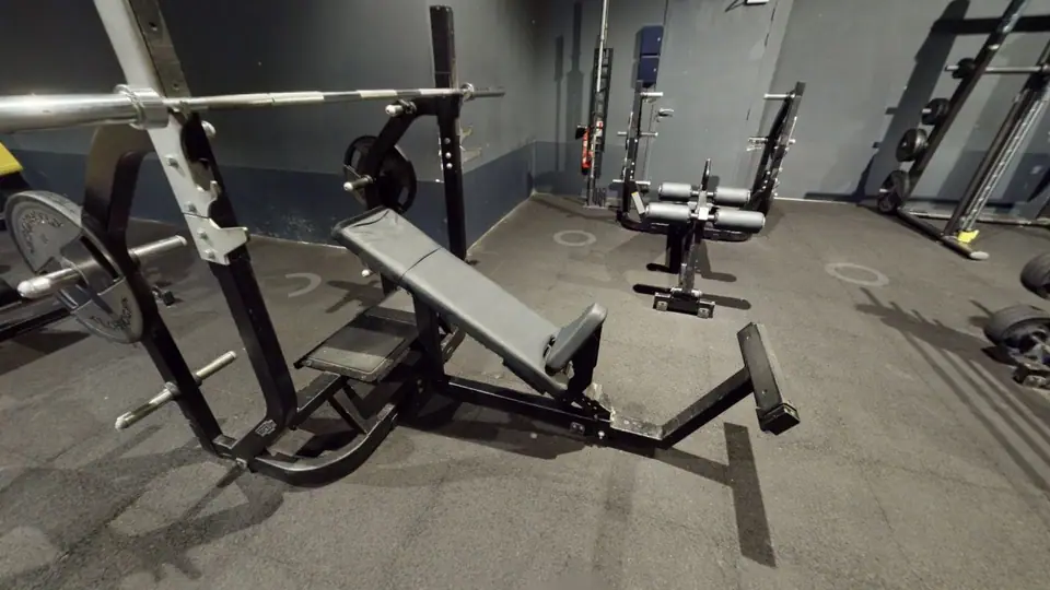 Banc de développé incliné - Fitness Park Montpellier Odysseum