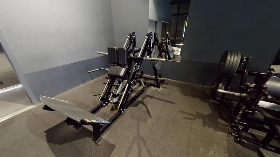 Linear Hack Squat - Fitness Park Montpellier Odysseum