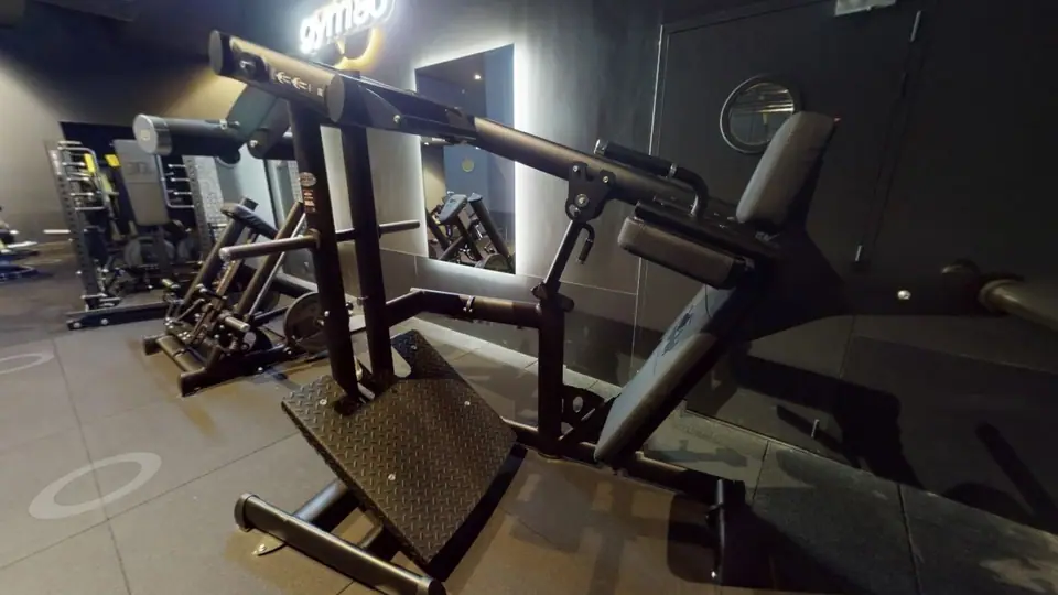 Pure Kraft Pendulum Squat - Fitness Park Montpellier Odysseum